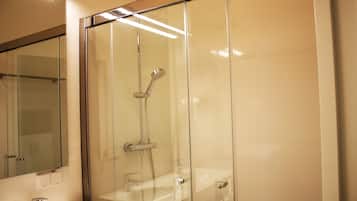 Deluxe Townhome, 1 Bedroom, Kitchen | Bathroom | Hair dryer, towels