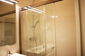Deluxe Townhome, 1 Bedroom, Kitchen | Bathroom | Hair dryer, towels