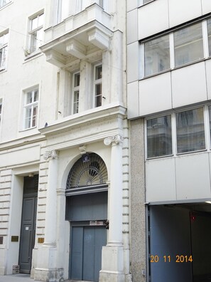 Front of property - GoVienna Oldtown Apartments (Vienna)
