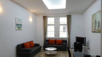 Apartemen Deluks, 1 kamar tidur, dapur, area halaman | Ruang keluarga | TV layar datar