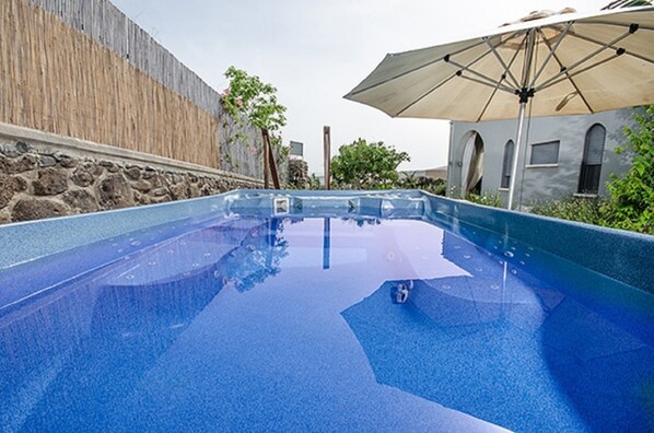 สระว่ายน้ำในร่ม, สระว่ายน้ำกลางแจ้ง