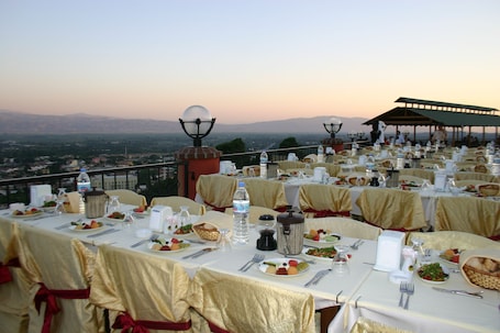 Outdoor dining. Nysa Hotel