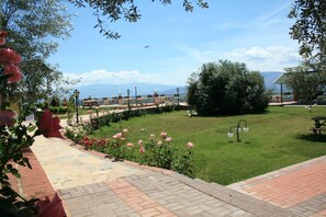 Rom – standard, hageutsikt | Overnattingsstedets uteområder