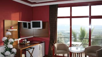 Standardzimmer, Poolblick | Wohnbereich | Flachbildfernseher