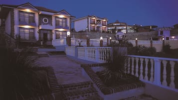 住宿正面 (夜晚)