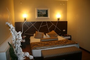 Minibar, caja de seguridad en la habitación y escritorio 