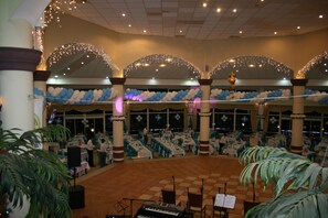 2 restauranter, internasjonale retter