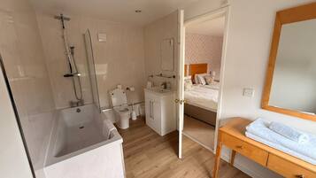 Twin Room, Ensuite | Bathroom