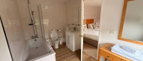 Un baño moderno con bañera, inodoro y ducha.