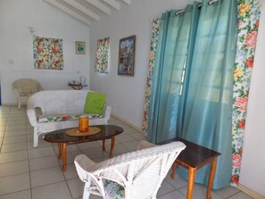 Living area - 3 Martini Hotel Apartments (Johnson's Point)