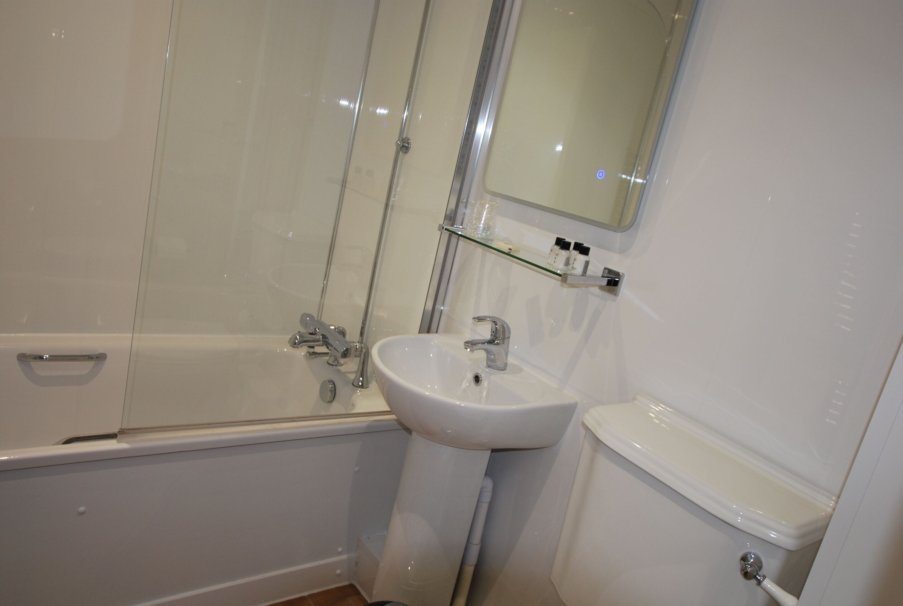 Un baño con bañera, lavabo e inodoro.