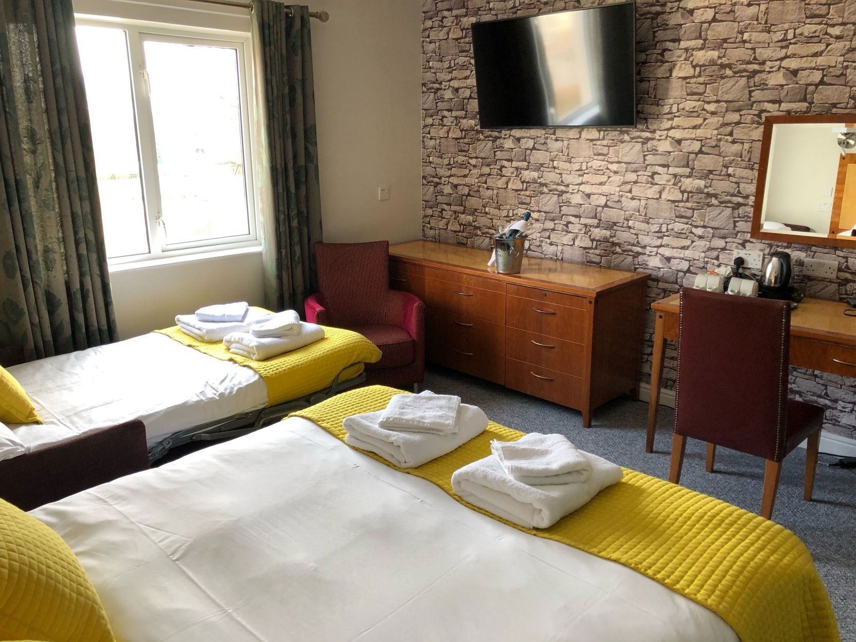 Sengetøy av topp kvalitet, strykejern/-brett og wi-fi (inkludert)