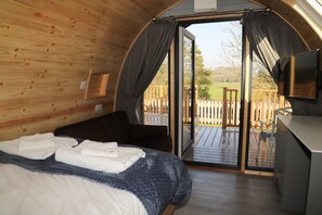 ลักซ์ชัวรี่เคบิน | บริเวณนั่งเล่น | ทีวี 42 นิ้ว พร้อมช่องดาวเทียม