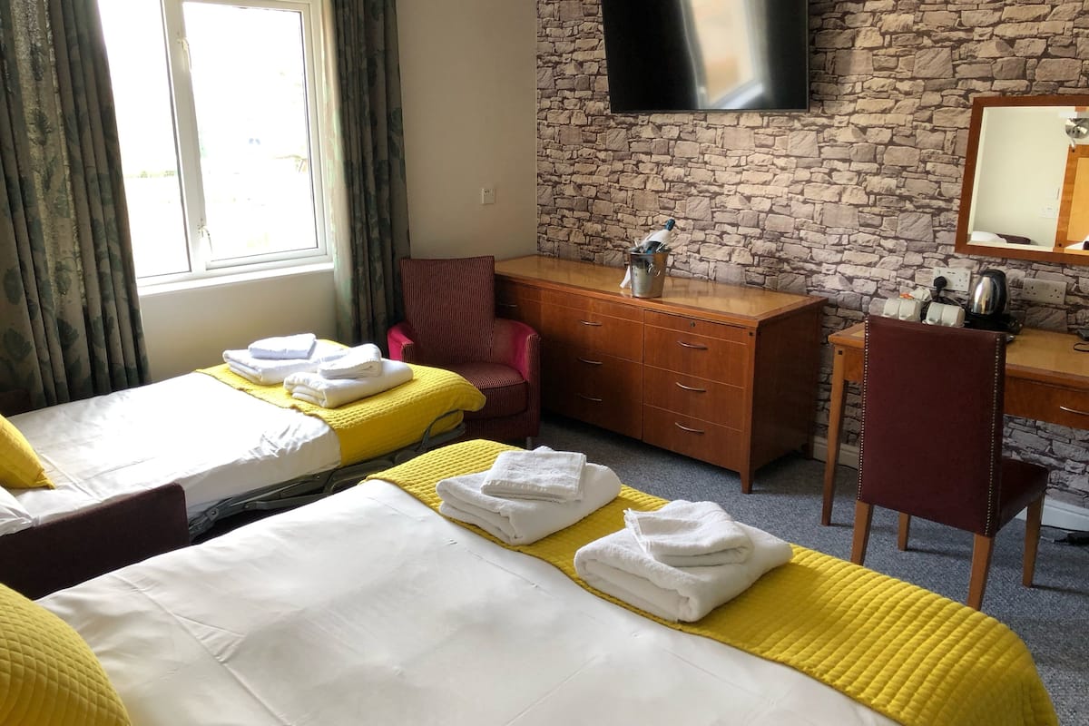 Quarto superior | Roupas de cama premium, ferros/tábuas de passar roupa, Wi-Fi de cortesia