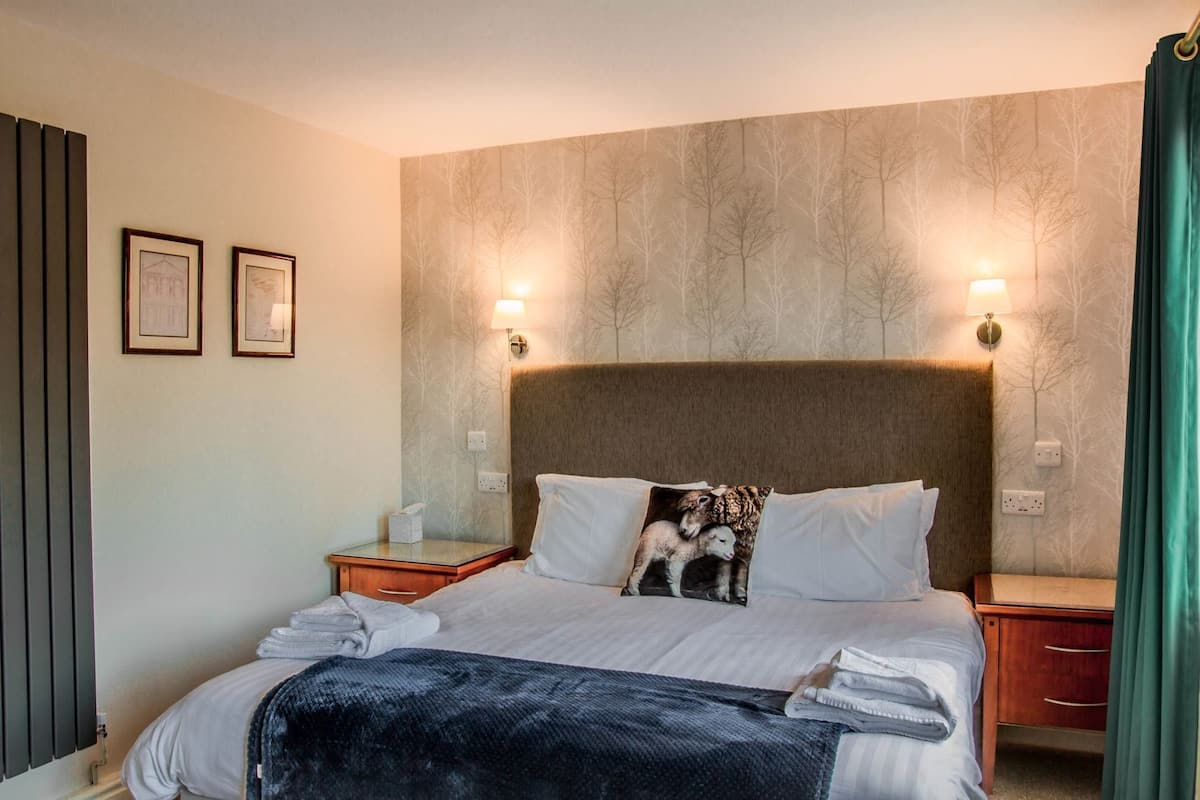 Premium bedding, iron/ironing board, free WiFi, bed sheets