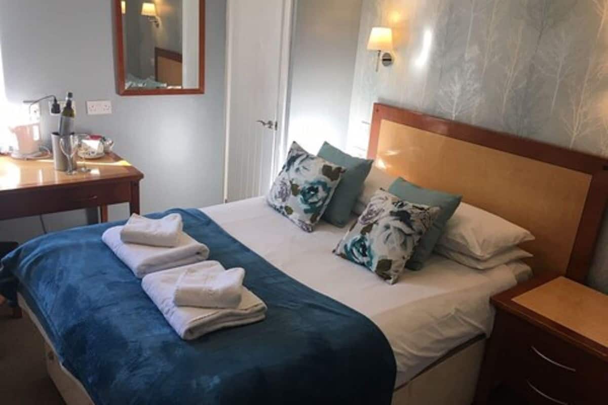 Premium bedding, iron/ironing board, free WiFi, bed sheets