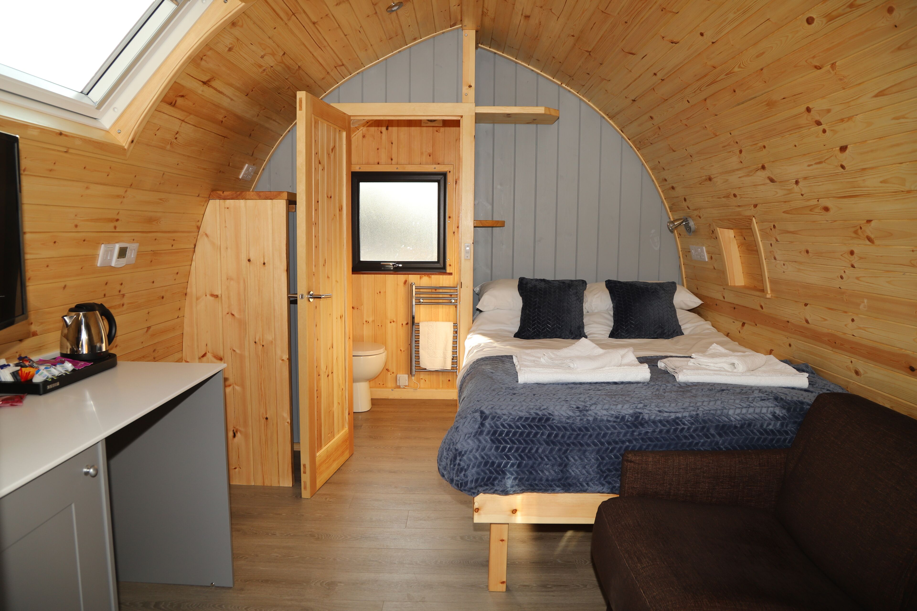 Luxury Cabin | Premium bedding, iron/ironing board, free WiFi, bed sheets