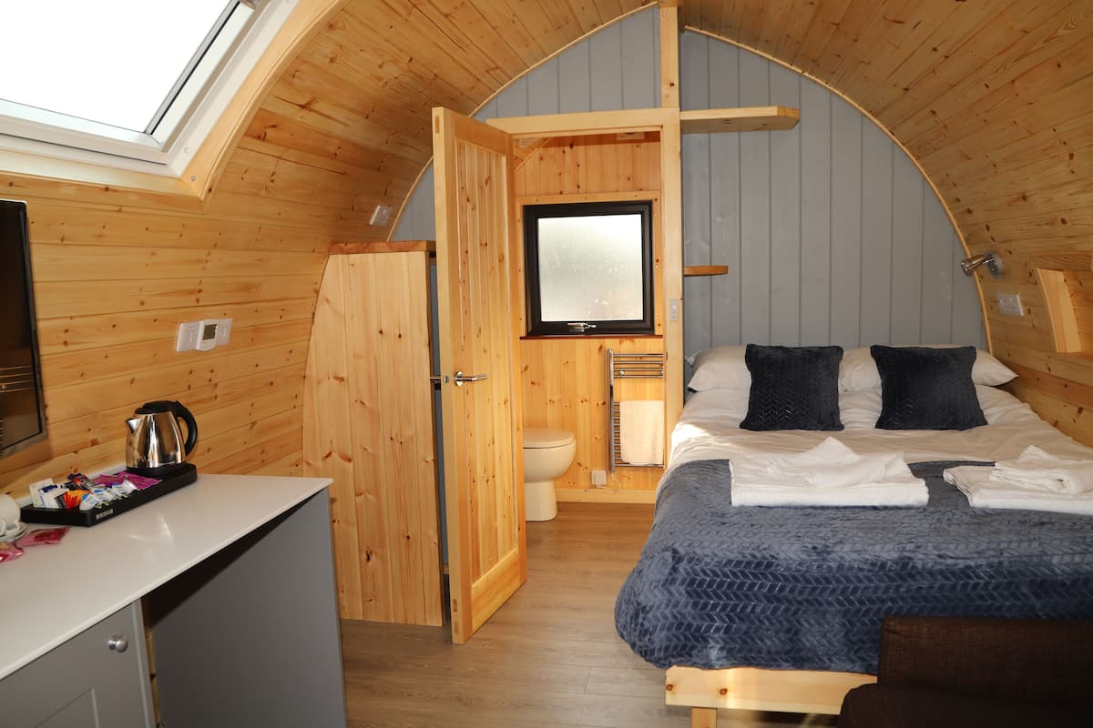 luxury cabin | 1 bedroom, premium bedding, iron/ironing board, free wifi