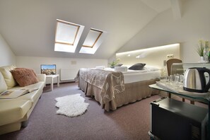 Habitación triple, 3 camas individuales | Caja de seguridad en la habitación, escritorio y wifi gratis 