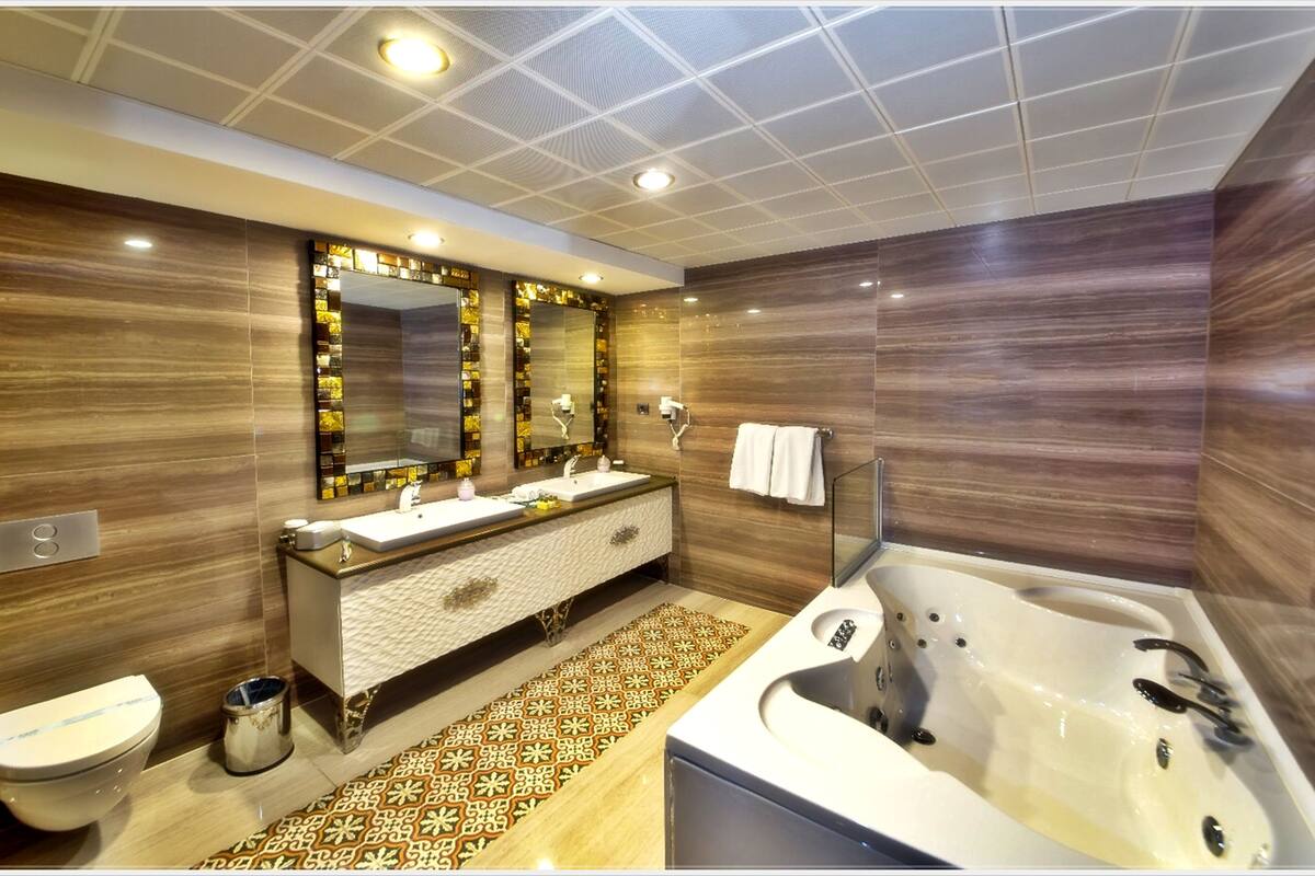 1 bedroom, premium bedding, minibar, in-room safe