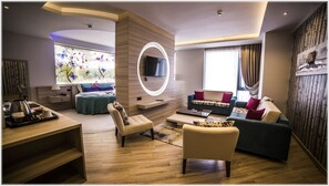 Ylelliset vuodevaatteet, minibaari, tallelokero huoneessa, työpöytä