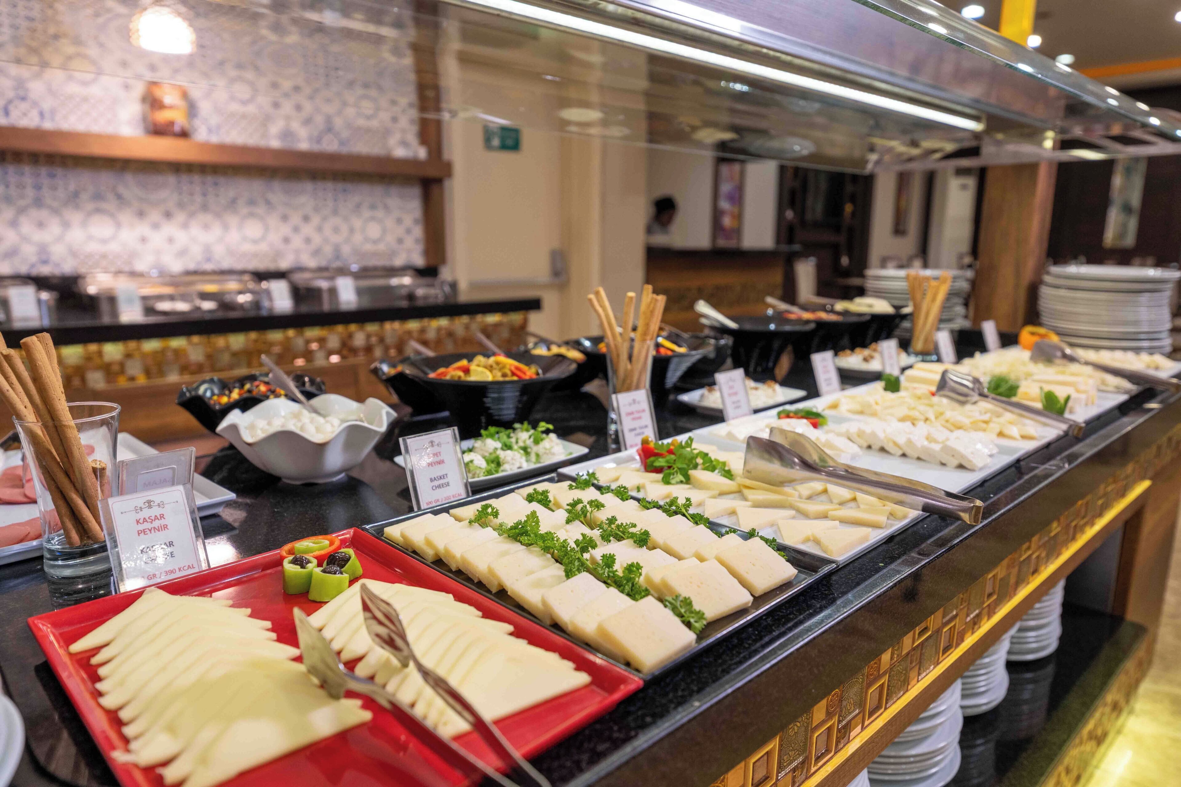 3 restaurants servant le petit déjeuner, le déjeuner et le dîner