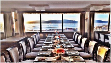 3 间餐厅，供应早餐、午餐和晚餐，国际美食