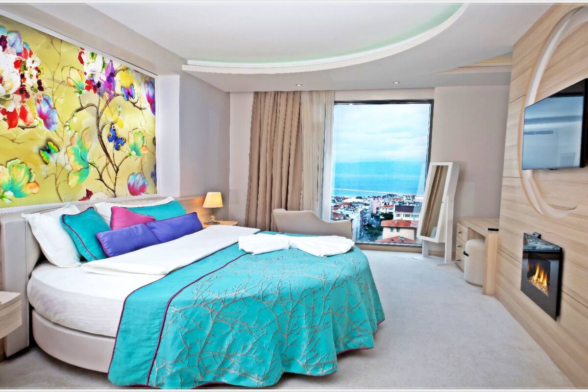 1 bedroom, premium bedding, minibar, in-room safe