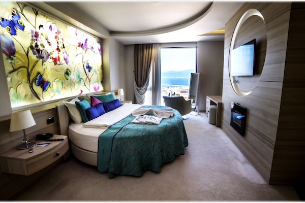 Peralatan tempat tidur premium, bar mini, peti besi dalam bilik, meja