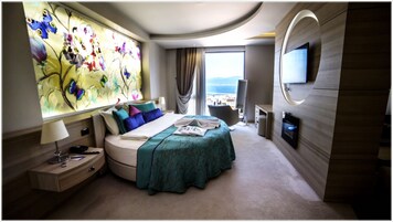 高档床上用品、迷你吧、客房内保险箱、办公桌