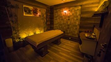 Behandelingskamers voor koppels, een sauna, een stoombad