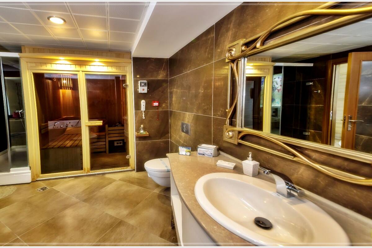 1 bedroom, premium bedding, minibar, in-room safe