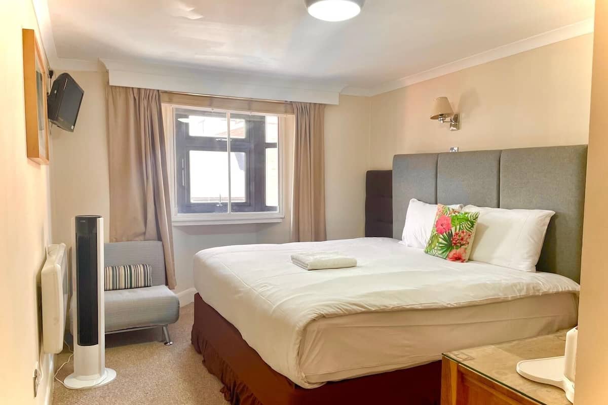 Superior Double Room | Premium bedding, iron/ironing board, WiFi (free), bed sheets