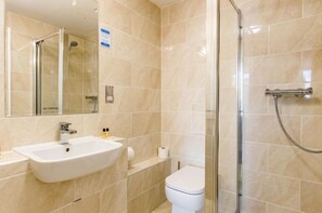 Regadera, amenidades de baño gratuitas, toallas 