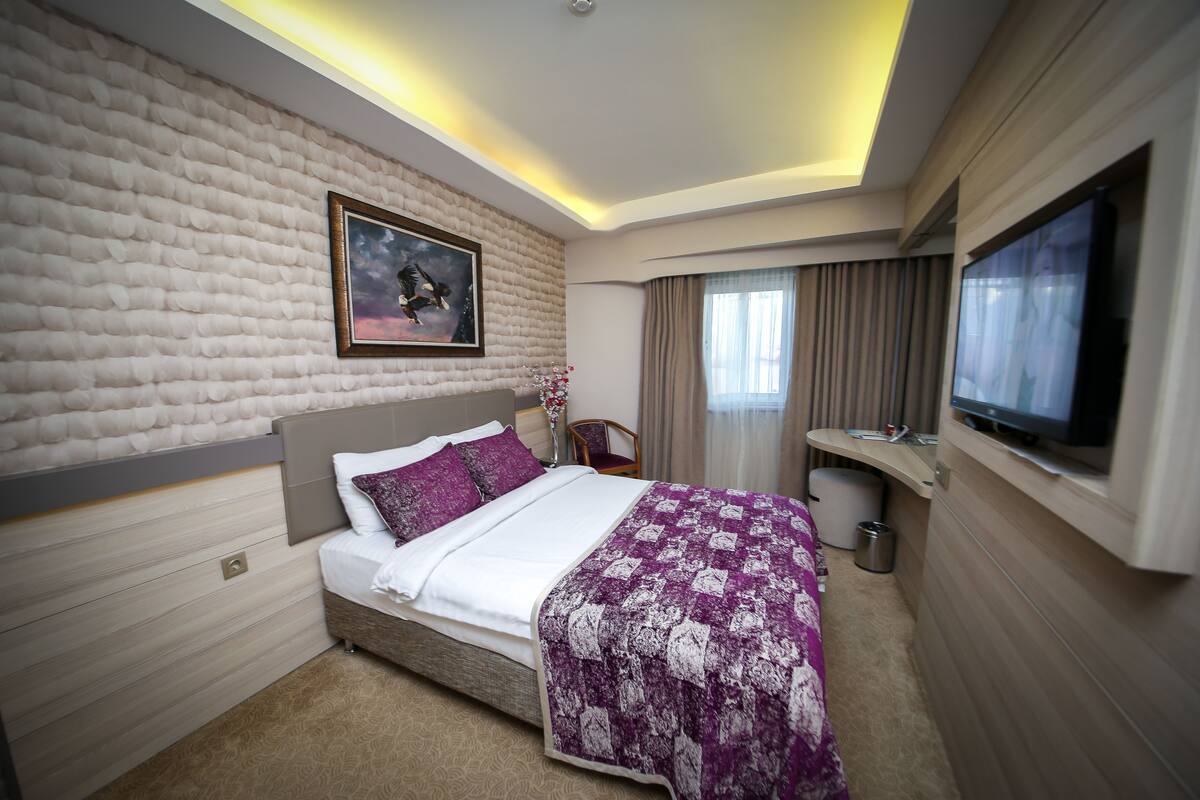 standard room | premium bedding, minibar, in-room safe, desk