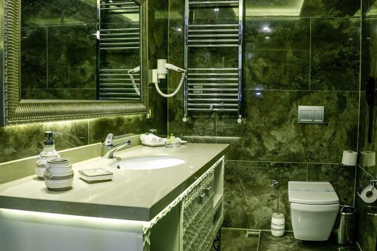 deluxe suite, 1 bedroom, city view | bathroom | shower, free toiletries, hair dryer, slippers