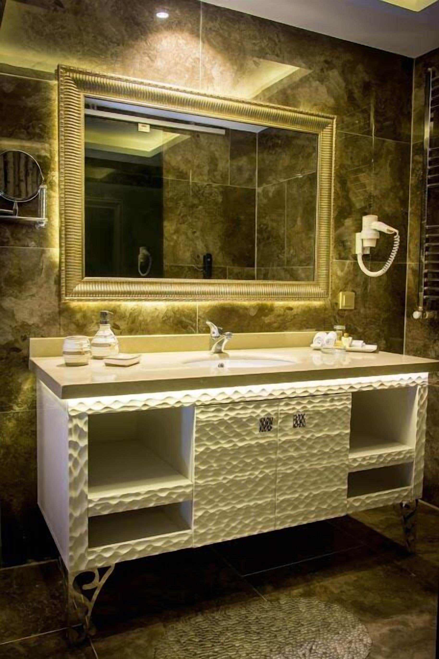 deluxe suite, 1 bedroom, city view | premium bedding, minibar, in-room safe, desk