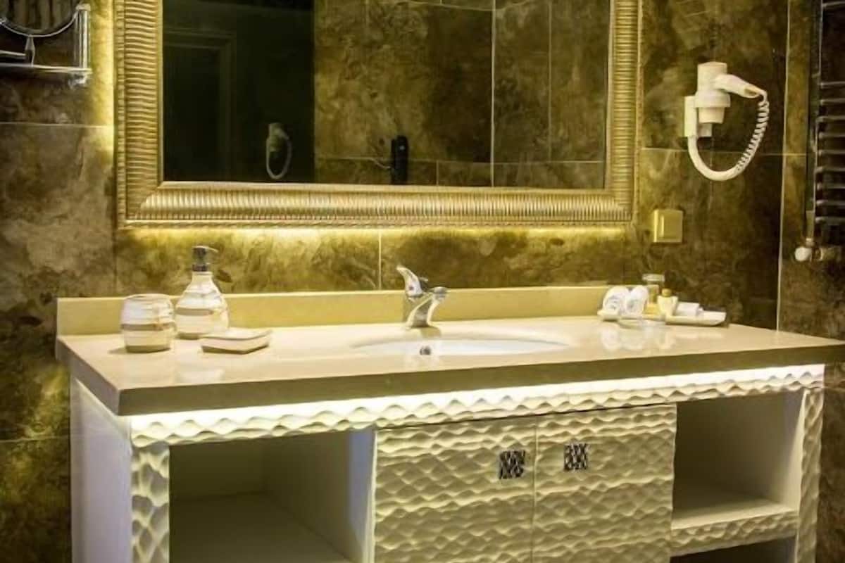 deluxe suite, 1 bedroom, city view | premium bedding, minibar, in-room safe, desk