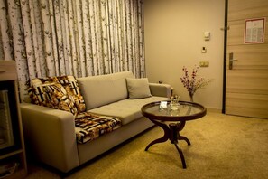 Deluxe-Suite, 1 Schlafzimmer, Stadtblick | Hochwertige Bettwaren, Minibar, Zimmersafe, Schreibtisch