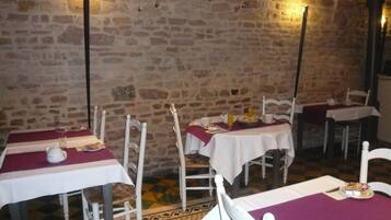 Daily continental breakfast (EUR 7.50 per person)