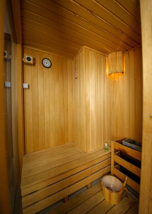 Suite Deluxe, 2 habitaciones, con acceso para personas discapacitadas | Baño | Regadera, amenidades de baño gratuitas, secadora de cabello, pantuflas