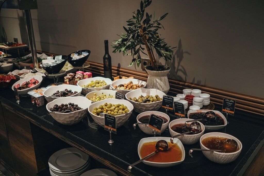 Un bufé con diversos alimentos y salsas.