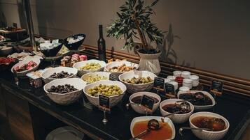 Un bufé con diversos alimentos y salsas.