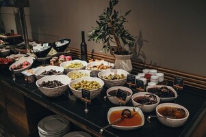 Un bufé con diversos alimentos y salsas.