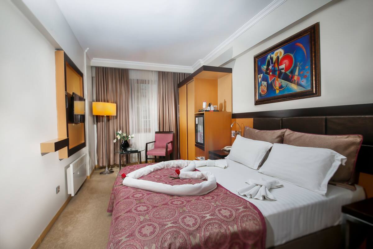 Habitación estándar | Ropa de cama de alta calidad y minibar 