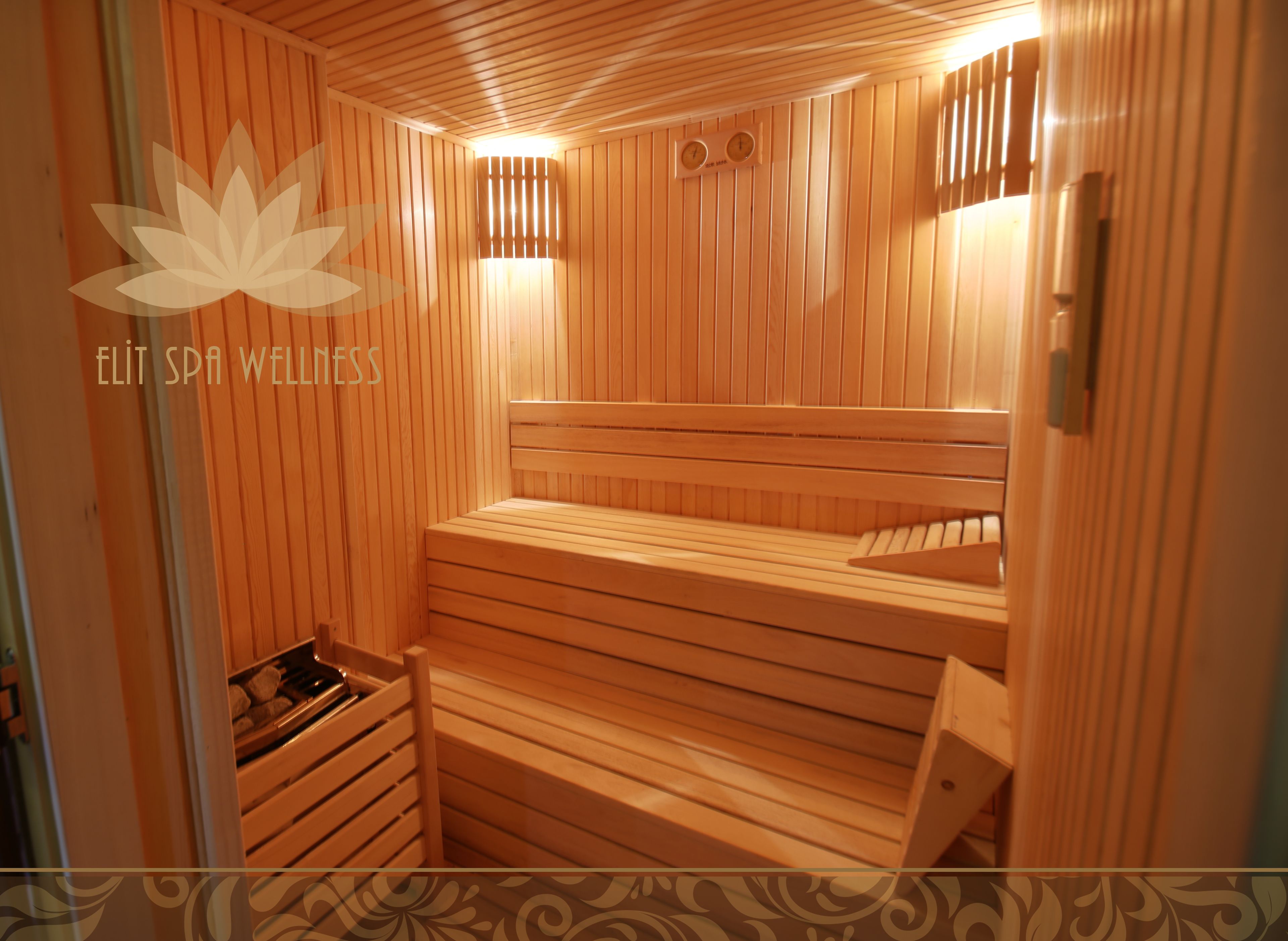 Una sauna de madera con bancos y un asiento de banco, un perchero y un calentador instalado en la pared.