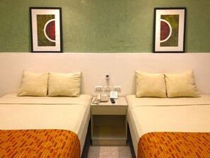 Laptop workspace, iron/ironing board, free WiFi, bed sheets - Hotel Los Cocos Chetumal (Chetumal)