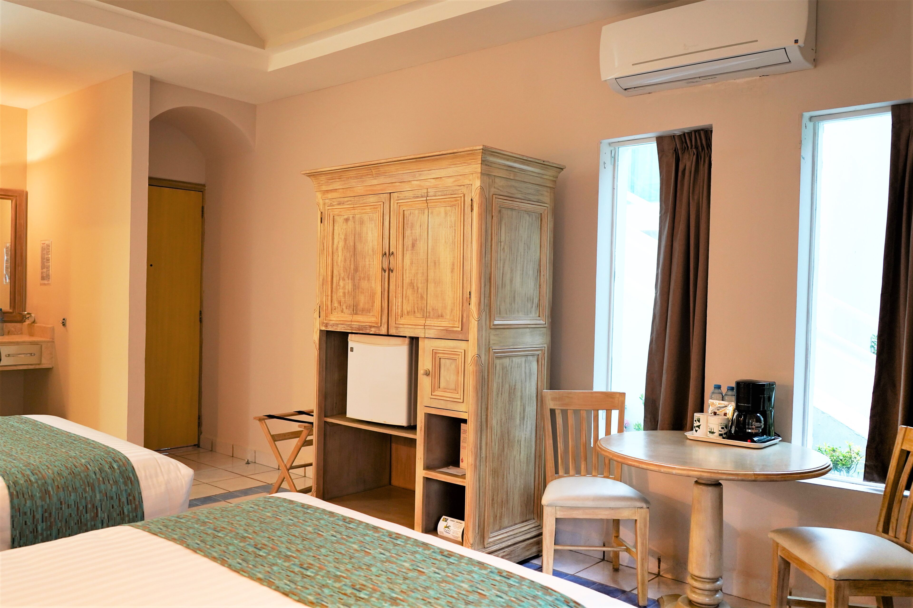 luxury room | laptop workspace, iron/ironing board, free wifi, bed sheets