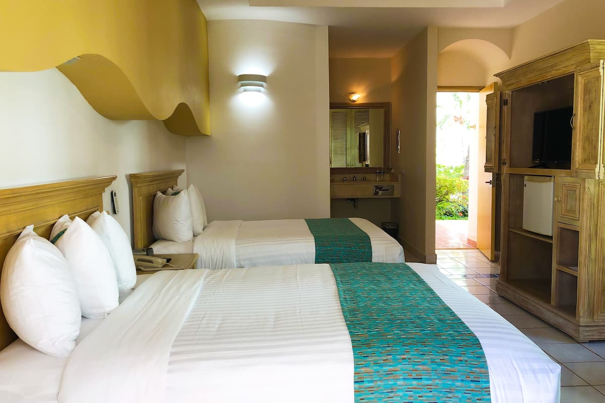 luxury room | laptop workspace, iron/ironing board, free wifi, bed sheets