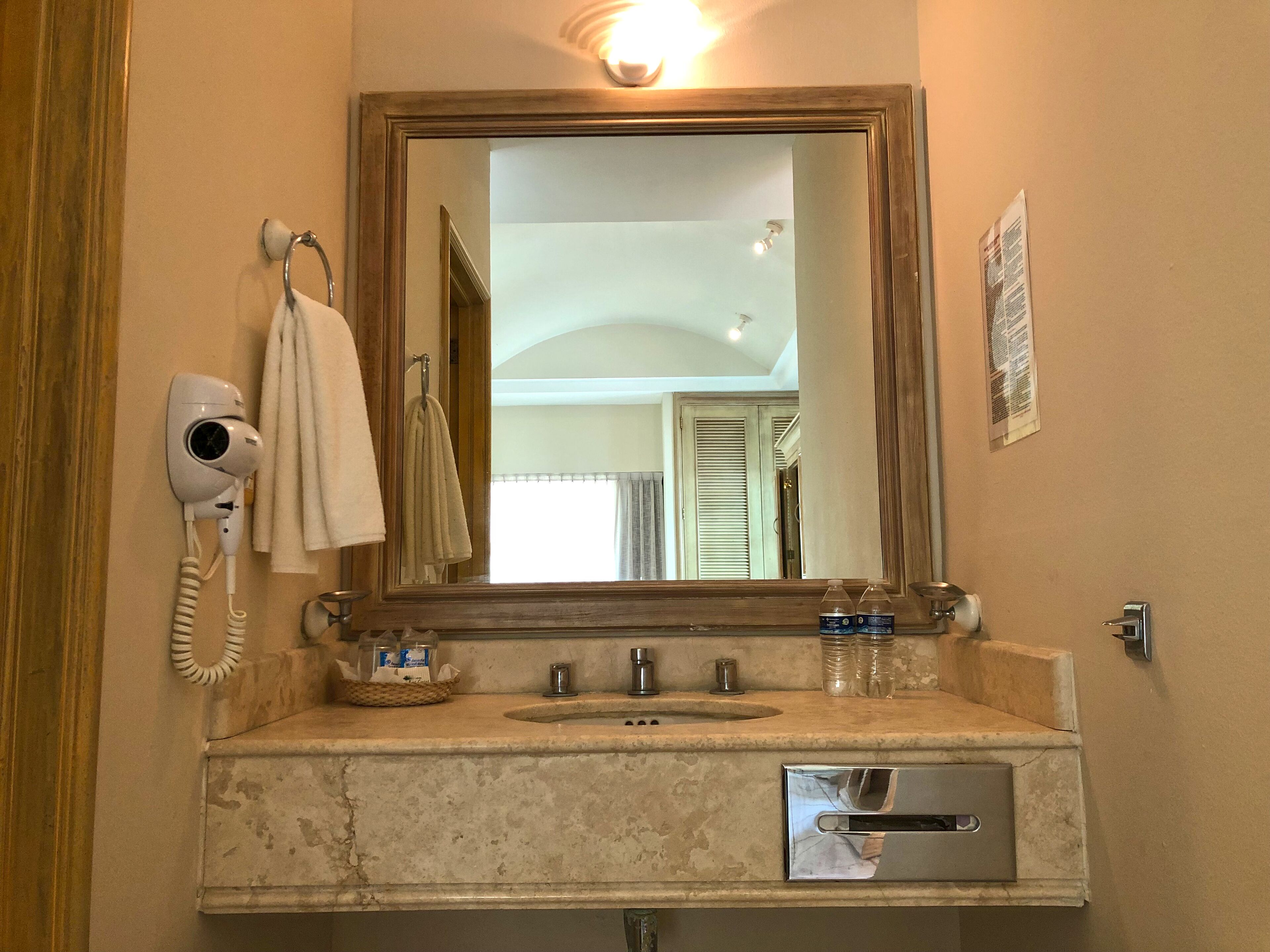 luxury room | laptop workspace, iron/ironing board, free wifi, bed sheets